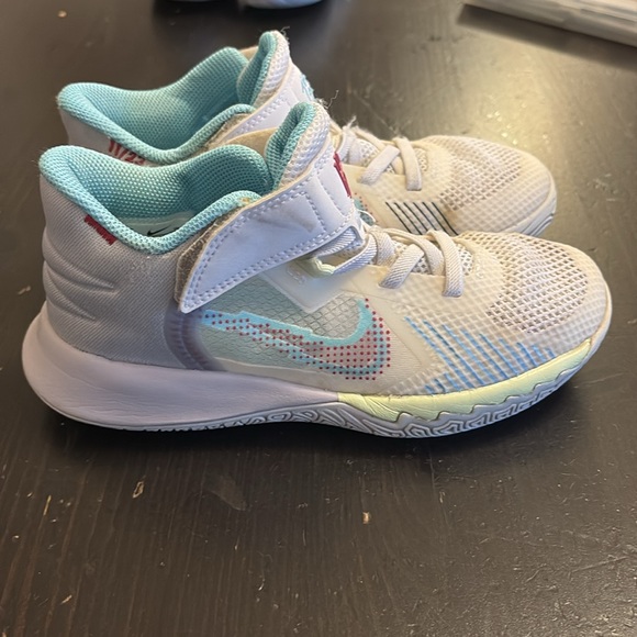 Nike x Kyrie Flytrap 5’1 World 1 People - Picture 4 of 7